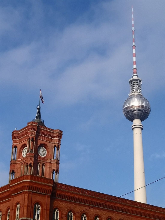 독일의 수도는 베를린이다. 베를린은 '곰의 도시'라는 뜻인데, 시청사 꼭대기에는 곰이 그려진 상징 깃발이 펄럭이고 있다.