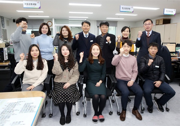 시민공동체과를 이끌고 있는 김종길 과장은 "민선 7기 핵심과제인 자치혁신, 행정혁신, 시장 혁신 등 3대 혁신에 대한 지원업무와 매우 밀접한 관계가 있다"면서 "모든 부서와 관련이 있는 3대 혁신과제를 위해 각 분야별로 유기적으로 소통하는 역할을 한다"고 강조했다. 그러면서 "한마디로 말하자면 소통과 대화 그리고 의견 조율을 통해 ‘시민의 서산’을 만들기 위한 구심체 역할을 한다"고 덧붙였다. (사진은 시민공동체과 직원들, 뒷줄 왼쪽에서 네번째가 김종길 과장이다)
