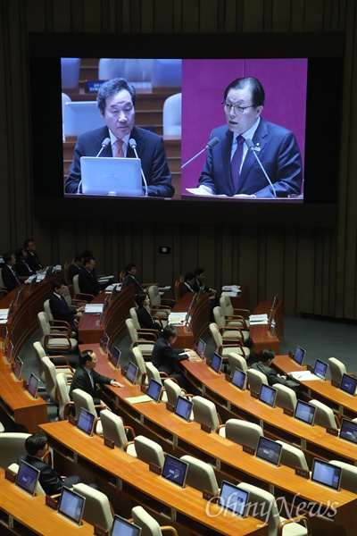 이채익 자유한국당 의원이 22일 오후 서울 여의도 국회에서 열린 교육·사회·문화 분야 대정부질문에서 이명박, 박근혜 전 대통령에 대한 8.15 광복절 사면에 대해 이낙연 국무총리에게 질문하고 있다.