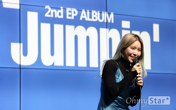 수란, 오랜만에 인사하며 Jumpin' 가수 수란이 22일 오후 서울 강남구의 한 공연장에서 열린 미니2집 < Jumpin' > 발매 기념 음감회에서 인사를 하고 있다. < Jumpin' >은 수란이 전곡의 작사와 작곡에 참여하며 1년 9개월만에 발표하는 새 앨범으로 '의식의 흐름(feat. 윤미래), 'Moonlight', '전화끊지마(feat. pH-1), '그놈의 별(feat. Heize)', '어젯밤 꿈에', 'Jumping' 등 총 6개의 트랙이 담겨있다.