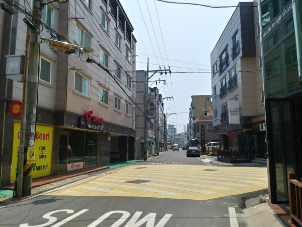 한때는 붐비던 현대중공업 해양공장 인근 울산 동구 방어동에 있는 외국인 거리가 한산하고 빈 점포가 늘어나고 있다. 