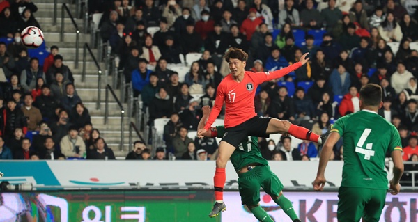  22일 오후 울산 문수축구경기장에서 열린 대한민국 남자 축구대표팀과 볼리비아의 평가전. 이청용이 헤딩골을 넣고 있다. 2019.3.22 