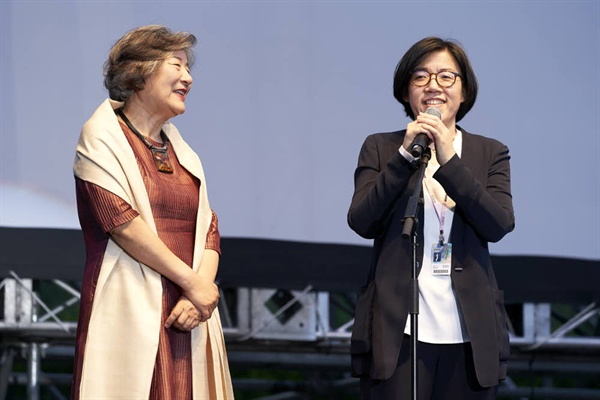  2018년 20회 서울국제여성영화제 개막식에서의 이혜경 이사장과 김선아 집행위원장