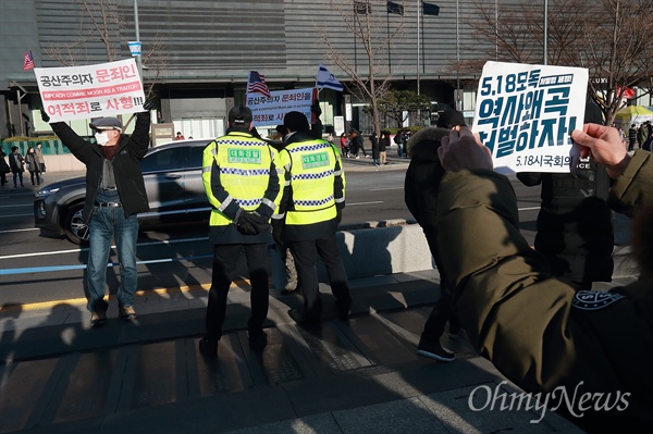 인근에서 열린 '박근혜 석방' 촉구 대한애국당 집회 참가자들이 문재인 대통령 비난 피켓을 들고 집회장 주변에 서 있다.