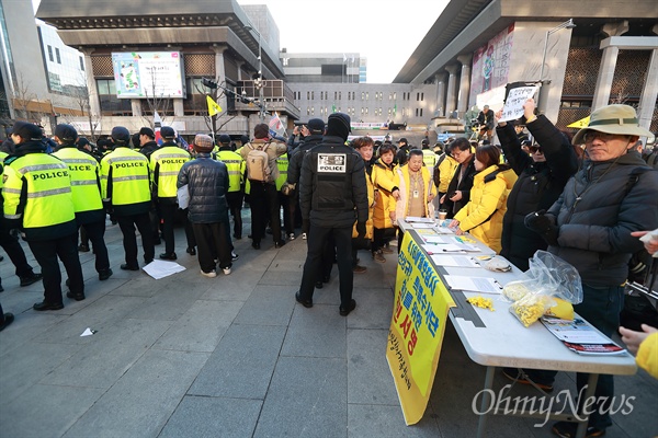 '박근혜 석방' 대한애국당 집회 참가자들의 집회 방해를 막기 위해 경찰이 집회장 주변을 에워싸고 있다.