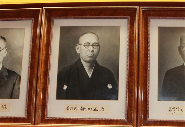 안중근 의사의 뤼순감옥 시절 국선변호인를 지냈던 카마타 마사하루의 사진이 고치시청에 걸려있다. 그는 후에 고치현의회 27대 의장을 지냈다.