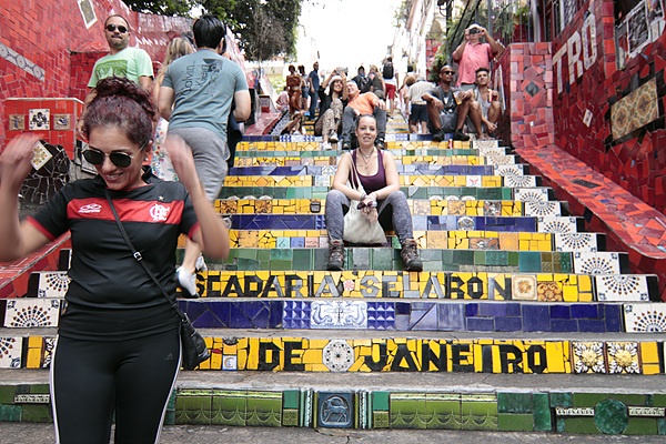 칠레에서 온 '세라론'이 자신에게 피난처를  제공해준  브라질에 감사의 표시로 계단에 아름다운 타일작업을 시작하면서 유명해진 계단이다.215개 계단에 2000여개의 타일을 붙였다.   