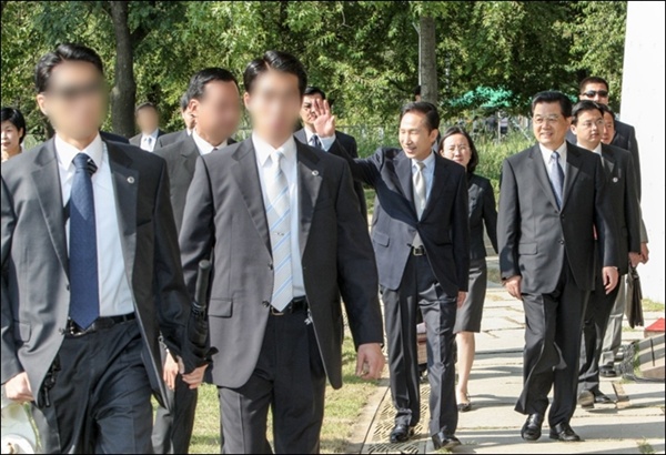 2008년 8월 26일 서울숲에서 열린 한중 청년 대표단 간담회(후진타오 중국 주석 방한) 당시 경호원들이 기관총을 휴대하고 있는 모습