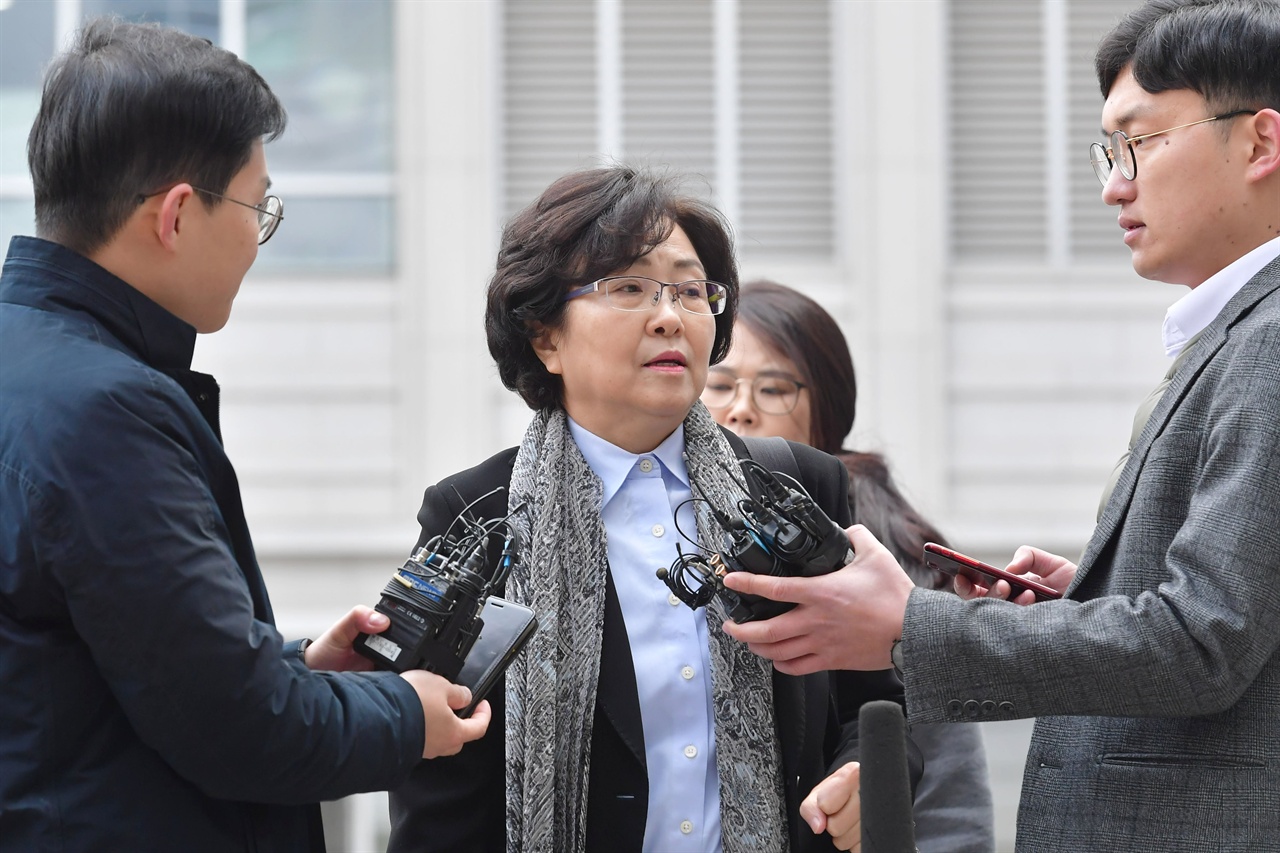 소위 '환경부 블랙리스트'에 관여한 혐의로 구속영장이 청구된 김은경 전 환경부 장관이 25일 오전 구속 전 피의자 심문(영장실질심사)을 받기 위해 서울 송파구 문정동에 위치한 서울동부지법에 출석하고 있다. 2019.03.25