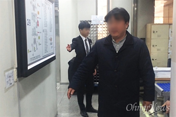 클럽 아레나의 서류상 대표인 임아무개씨가 25일 오전 영장실질심사를 받기 위해 서울중앙지법에 출석했다. 