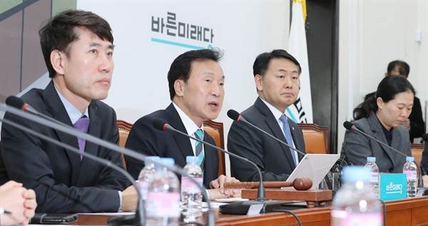 바른미래당 손학규 대표(왼쪽 두번째)가 25일 오전 국회에서 열린 최고위원회의에서 발언하고 있다.