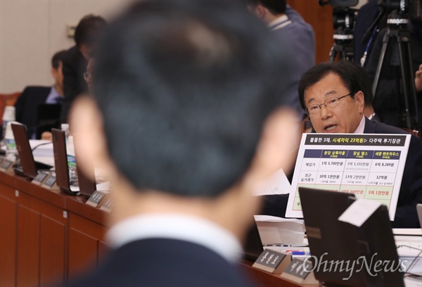 이현재 자유한국당 의원이 25일 국회 국토위에서 열린 인사청문회에서 최정호 국토교통부장관 후보자의 부동산 투기 의혹에 관해 묻고 있다.