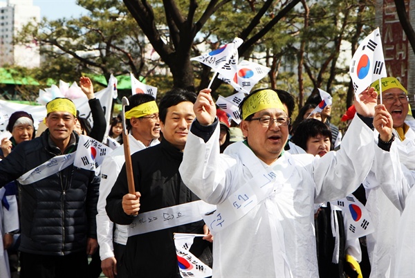 3.24 부천지역 만세운동을 재현하며 행진하는 부천 시민들.