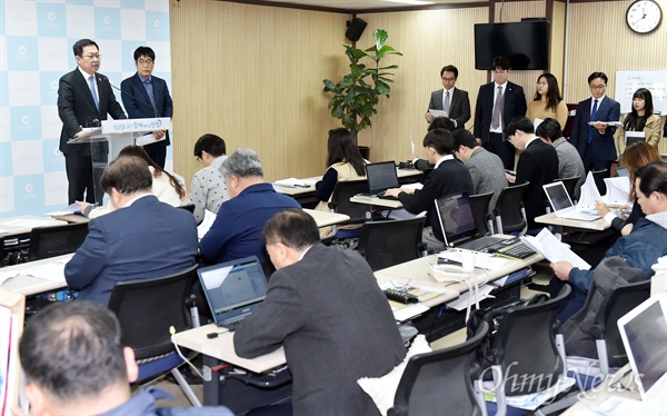 박남춘 인천시장이 3월 25일 인천시와 인천버스조합 간의 버스 준공영제 제도개선에 합의한 뒤 기자회견을 갖고 있다. 
