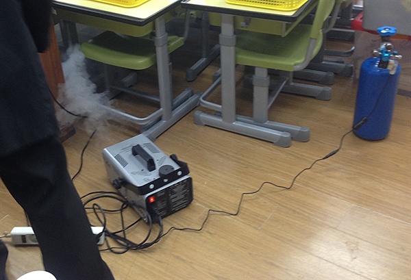학부모들은 초등학교 교실에서 직접 공기정화기기 비교 실험을 강행했다. 