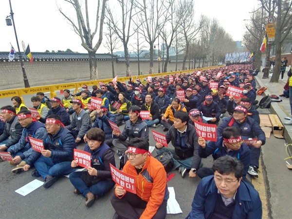 전국택배연대노동조합 소속 노동자들이 25일 오후 서울 청와대 앞에서 우정사업본부를 규탄하는 집회를 열었다.