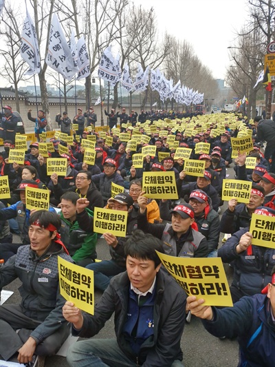 전국택배연대노동조합 소속 노동자들이 25일 오후 서울 청와대 앞에서 우정사업본부를 규탄하는 집회를 열었다.