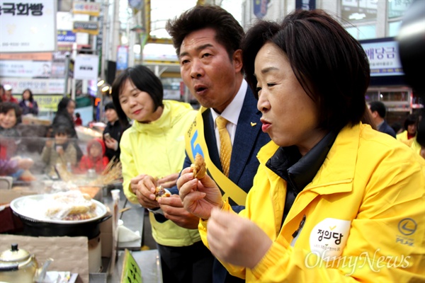 4.3 창원성산 국회의원 보궐선거에 나선 정의당 여영국 후보가 3월 25일 오후 반송시장을 돌며 이정미 대표, 심상정 의원과 함께 풀빵을 먹고 있다.