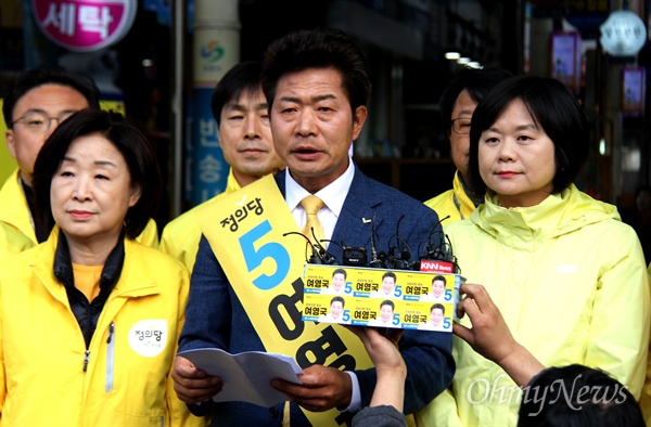 4.3 창원성산 국회의원 보궐선거에 나선 정의당 여영국 후보가 3월 25일 오후 이정미 대표, 심상정 의원과 함께 반송시장에서 더불어민주당과 후보 단일화 입장을 밝히고 있다.