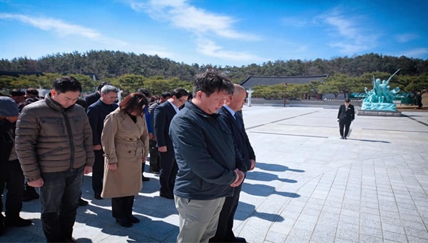 맹정호 서산시장을 비롯해 민주당 서산. 태안지역위원회 그리고 서산시민 등 80여 명은 지난 24일 광주 5.18 민주묘역을 찾아 참배와 헌화에 나섰다. 