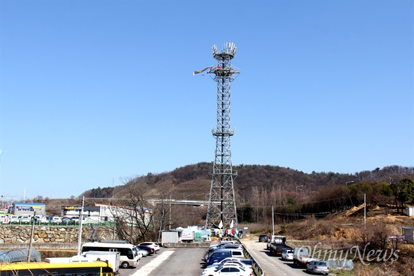 공공운수노조 삼성교통지회 김영식·문정식 조합원은 시내버스 표준운송원가 산정을 제대로 할 것을 요구하며 3월 5일부터 진주시 호탄동 KT기지국 철탑에서 고공농성을 벌이고 있다.