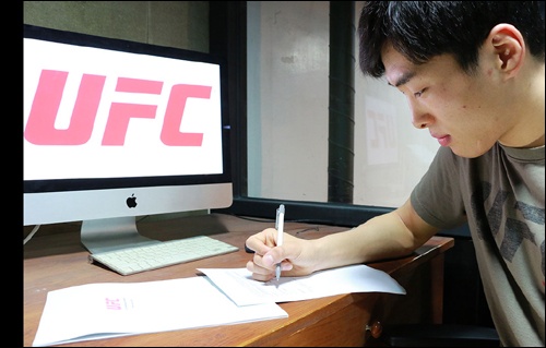  UFC 계약서에 사인을 하는 최승우