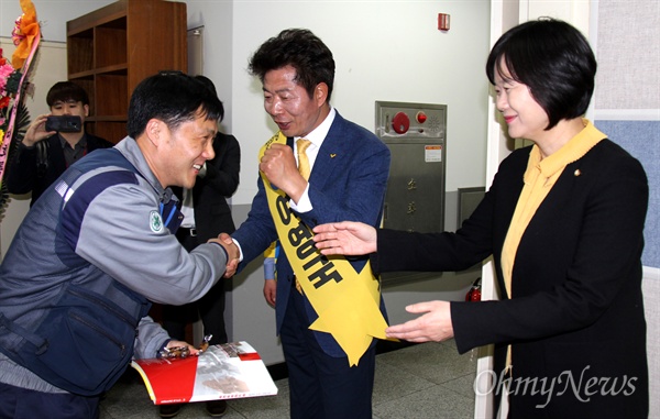  정의당 여영국 후보와 이정미 당대표가 3월 26일 오후 민주노총 경남본부 정기대의원대회에 앞서 참석자들과 인사를 나누고 있다.