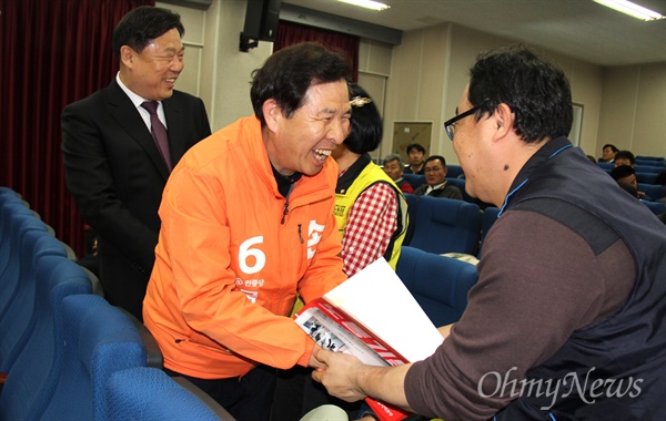  민중당 손석형 후보가 3월 26일 오후 민주노총 경남본부 정기대의원대회에 앞서 참석자들과 인사를 나누고 있다.