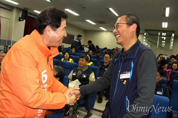 민중당 손석형 후보가 3월 26일 오후 민주노총 경남본부 정기대의원대회에 앞서 김명환 민주노총 위원장을 만나 인사를 나누고 있다.