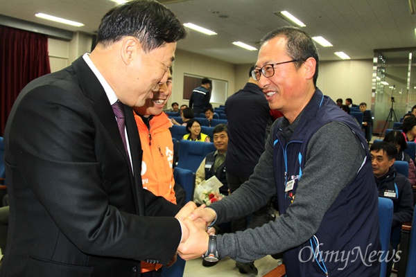 민중당 김종훈 국회의원이 3월 26일 오후 민주노총 경남본부 정기대의원대회에서 김명환 민주노총 위원장을 만나 인사를 나누고 있다.