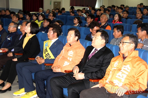  3월 26일 오후 민주노총 경남본부 정기대의원회에 참석한 정의당 이정미 대표와 여영국 후보, 민중당 손석형 후보와 김종훈 국회의원, 석영철 경남도당 위원장 등이 나란히 앉아 있다.