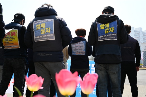 봄꽃이 피었지만 한국지엠 노동자들의 '함께살자'등벽보는 색을 바래가며 이들의 투쟁을 말해주고 있다.