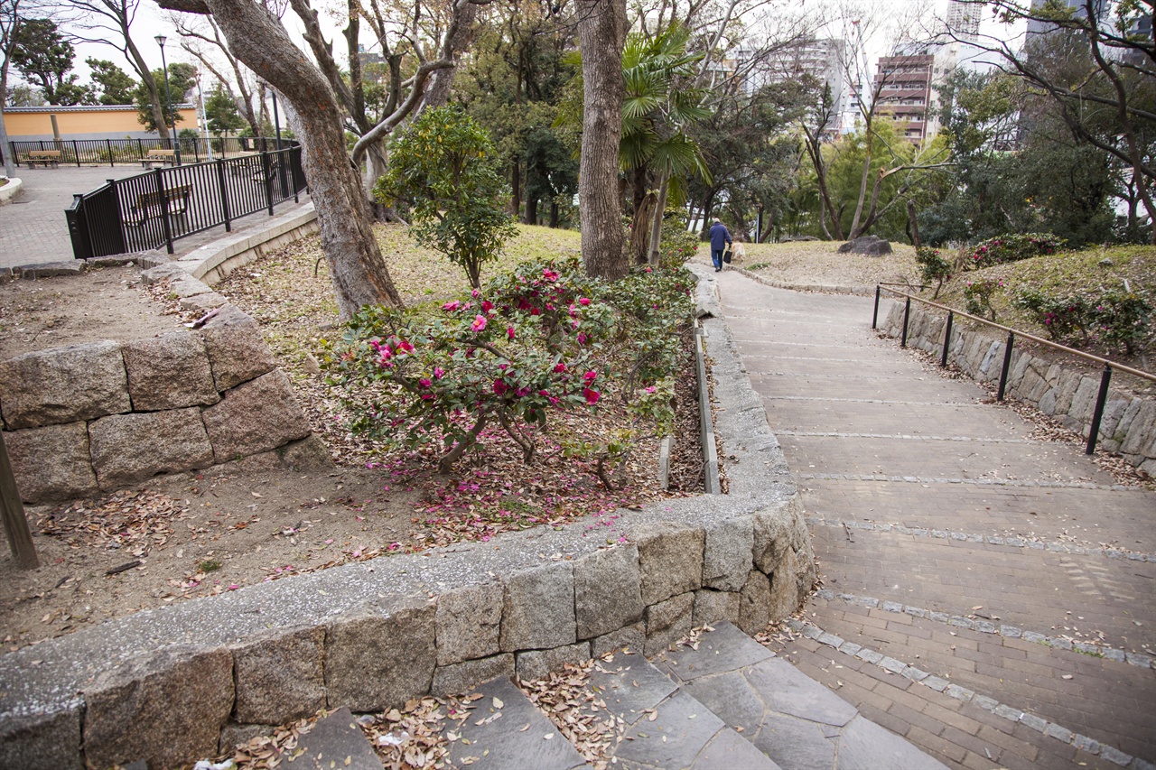 이쿠타마 지허벙커 방향으로 내려가는 계단