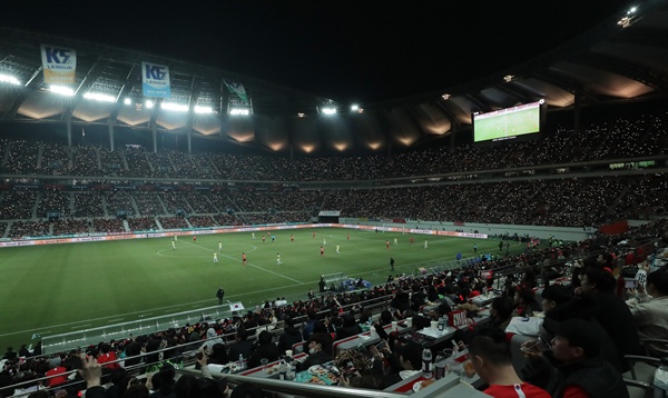 축구팬들로 가득한 서울월드컵경기장 26일 서울월드컵경기장에서 열린 대한민국 남자 축구대표팀과 콜롬비아와의 평가전.

축구 팬들이 대표팀을 응원하고 있다. 