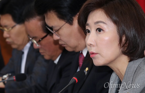 자유한국당 나경원 원내대표가 27일 오전 국회에서 중진의원들과 회의에서 공개발언을 하고 있다. 