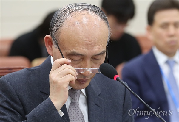 조동호 전 과학기술정보통신부 장관 후보자가 지난 3월 27일 오전 서울 여의도 국회 과학기술정보방송통신위원회에서 열린 인사청문회에서 허위 해외출장과 장남의 유학비 지원 의혹 등 의원들의 지적이 이어지자 난감한 표정을 짓고 있다.