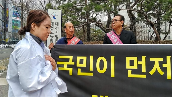 산폐장 마지막 변론이 열린 27일, 대전지방법원앞에서 반대위 한석화 위원장이 108배를 하고 있다.