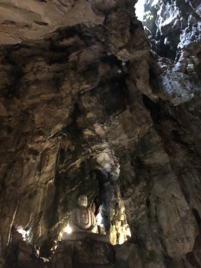 동굴 천장의 구멍