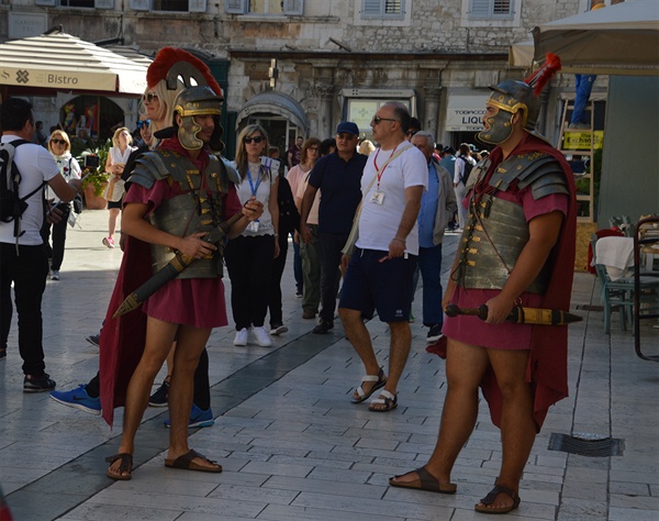 로마시대 군인들로 분장한 연기자들이 나와서 이벤트를 펼친다. 