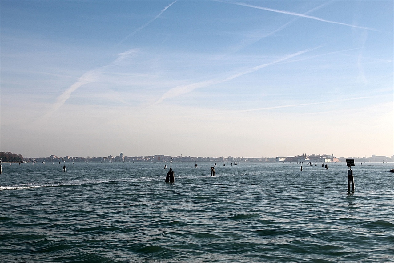 저기 보이는 수백만 개의 나무 말뚝으로 도시를 형성한 베네치아 모습