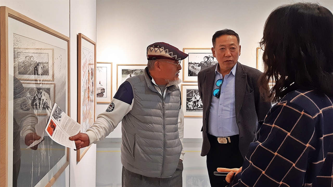 진천군립 생거판화미술관에 5월 31일까지 전시되는 북한의 현대 판화를 협조한 중국의 이광균 교수와 전시를 주관한 김준권 작가가 전시장을 둘러보고 있다.