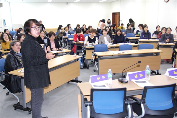 경남여성단체연합은 3월 28일 오후 경남도의회 대강당에서 "3.8 세계여성의날 기념 토론회, #미투운동 그 이후 경남을 말한다"는 제목으로 토론회를 열었고, 김영순 한국여성단체연합 공동대표가 발제하고 있다.