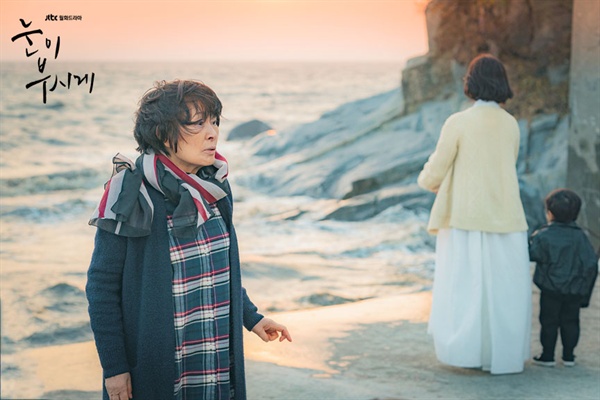  드라마 <눈이 부시게> 중 