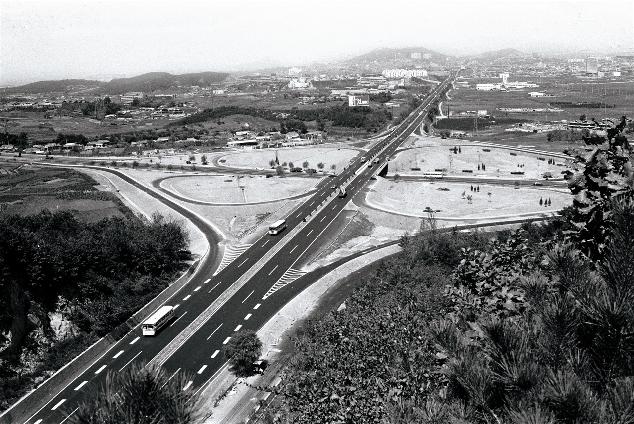 총 길이 428km의 경부고속도로. 당시 돈으로 1km당 거의 1억원의 공사비가 들었다. 경부고속도로는 한국의 토목기술, 자동차 산업, 지역 개발에 큰 영향을 미쳤다. 