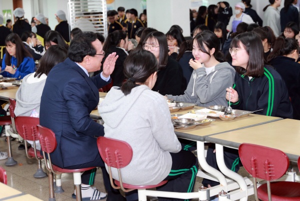  송철호 울산시장이 29일 점심급식시간 남구지역 우신고등학교 급식소를 방문해 학생들에게 직접 배식 봉사를 한 뒤 함께 식사를 하면서 급식 만족도에 대한 의견을 듣고 있다.