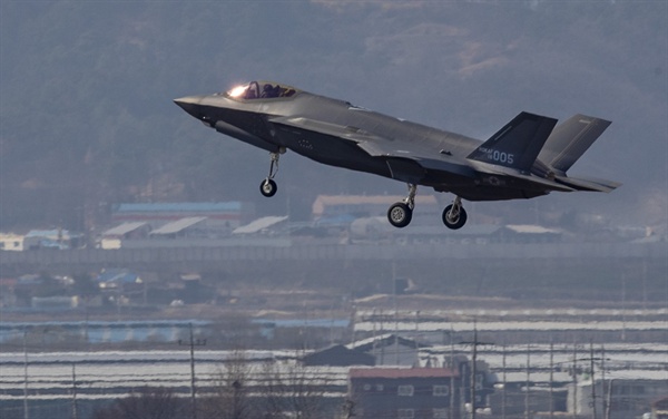 2019년 3월 29일 한국의 첫 스텔스 전투기 F-35A가 청주 공군기지에 착륙하고 있다.