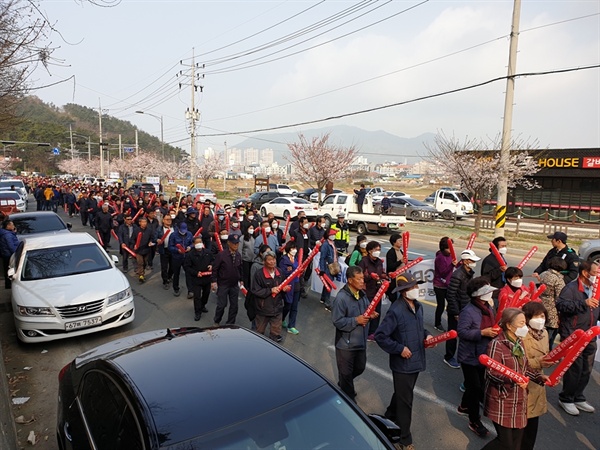  가두행진 중인 사천시민들.