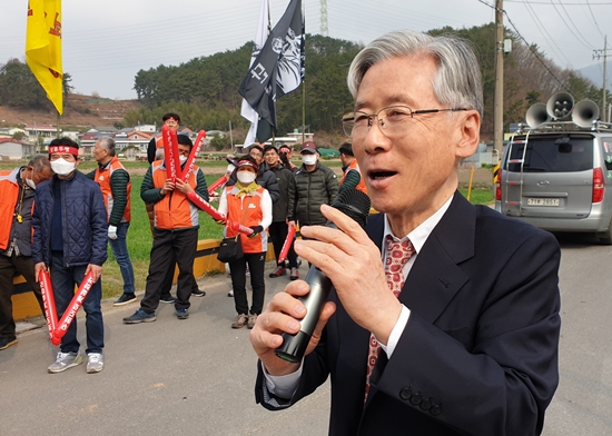  여상규 국회의원이 집회에 참석해 발언을 하고 있다.