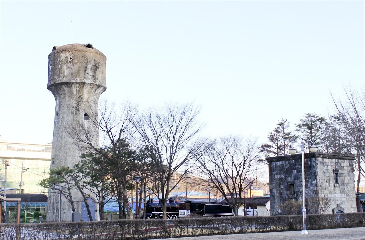 연천역 앞에 위치한 급수탑과 증기기관차(중앙)의 모습. 오른쪽 급수탑에는 6.25 전쟁 당시 맞은 총탄의 흔적이 가득하다.