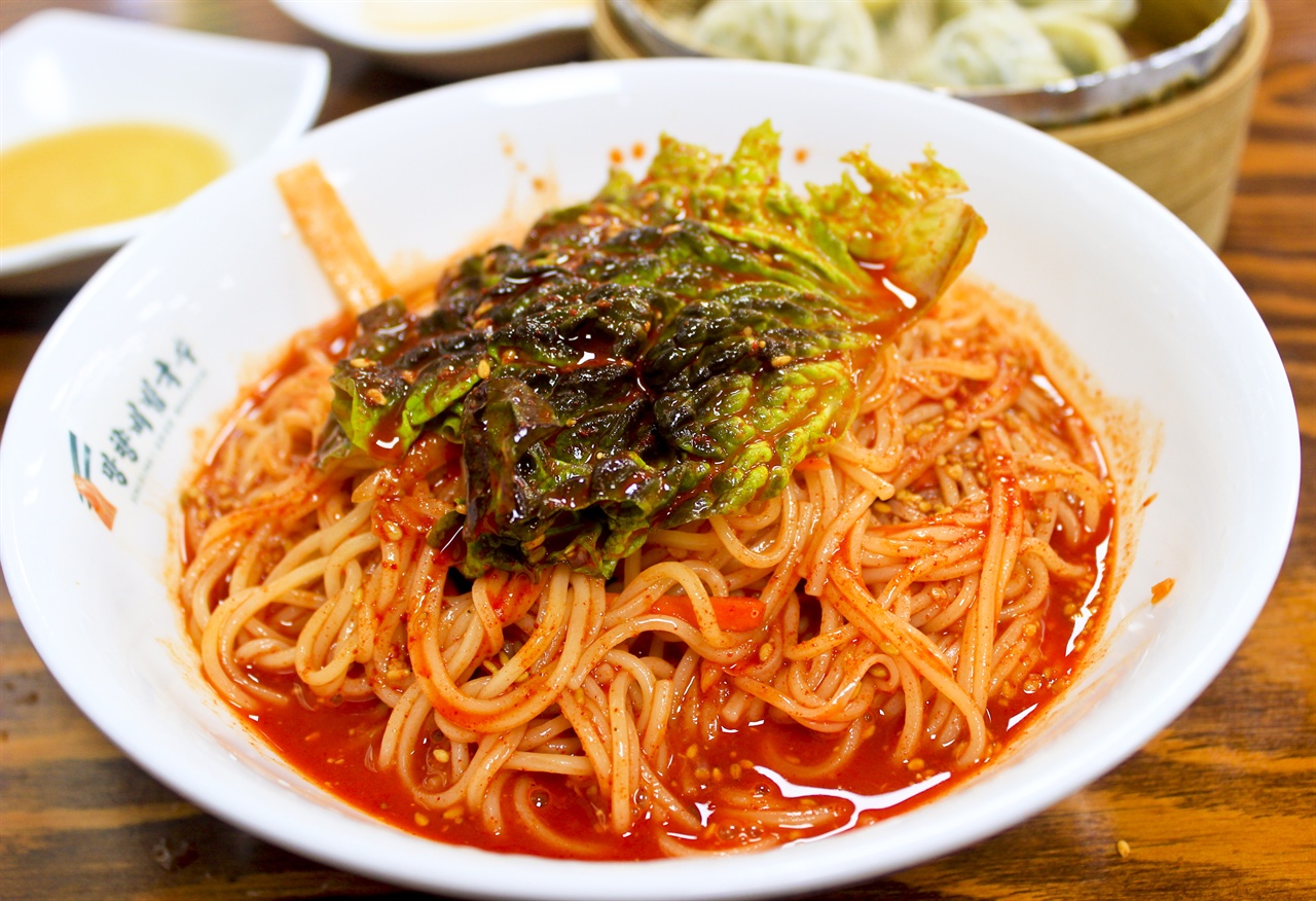 연천 하면 가장 먼저 생각난다는 먹거리인 망향비빔국수. 영화 <강철비>에 나와 더 유명하다.